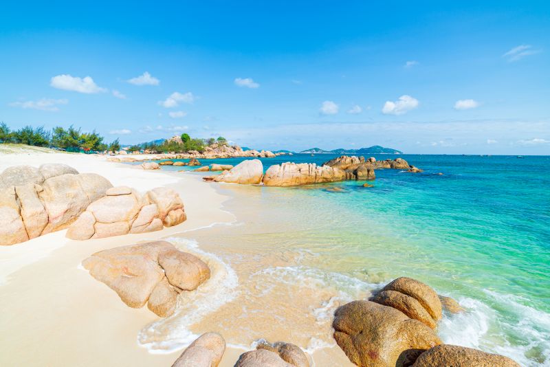 Coastal viewpoint near Cam Ranh on the Ho Chi Minh to Nha Trang route with infographic-style overlay summarising 6 Indian-traveller tips