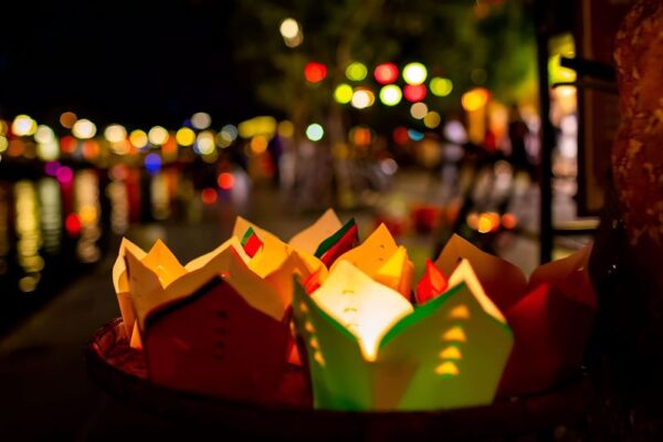 hoi-an-paper-lanterns-vendor.jpg