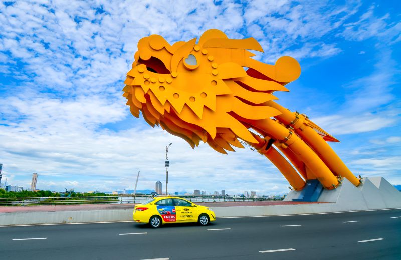 How to get to Dragon Bridge Da Nang by Grab taxi from Da Nang International Airport in 15 minutes for ₹300 to ₹500