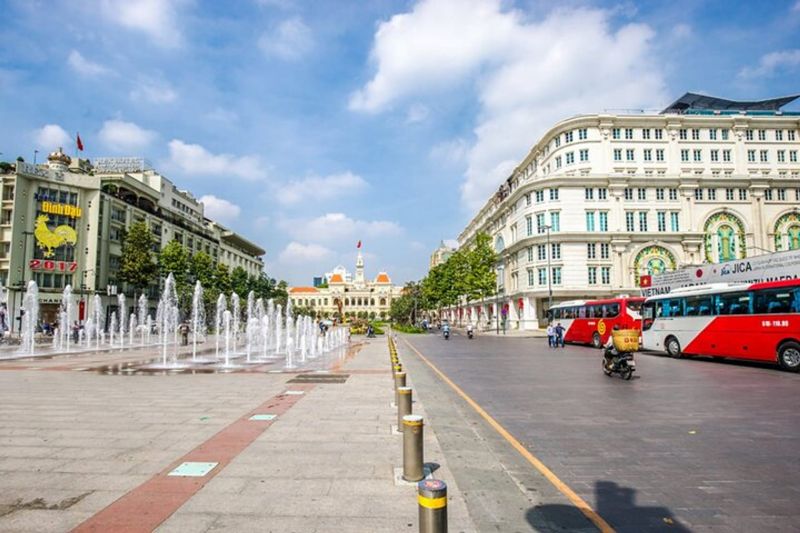 Directions to Nguyen Hue Walking Street showing Grab taxi bus route from Tan Son Nhat Airport and Ben Thanh Market
