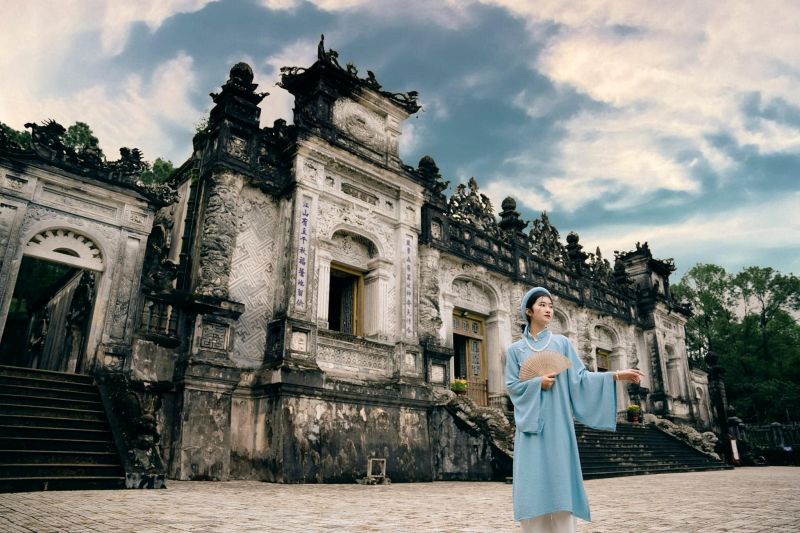 Five photography vantage points along the 127 stairs of Khai Dinh Tomb with morning light conditions noted