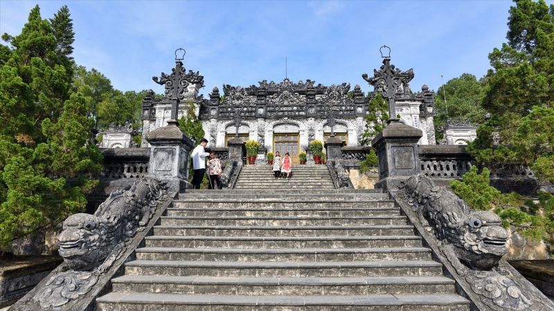 Map and approach view showing Khai Dinh Tomb 10 km from Hue city centre on Chau Chu Mountain with four transport options