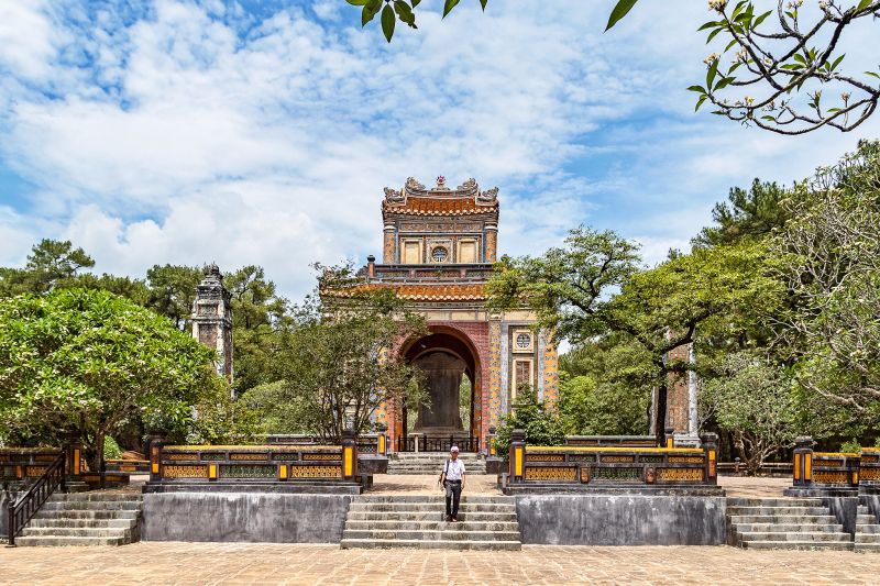 Side-by-side comparison of Khai Dinh Tomb, Tu Duc Tomb, and Minh Mang Tomb showing architectural style, scale, and visit duration