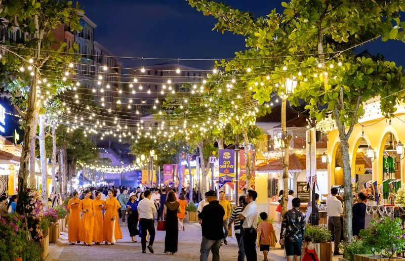 VUI-Fest Bazaar night market 650 metres Kiss Bridge 100 stalls street food 100 to 300 INR