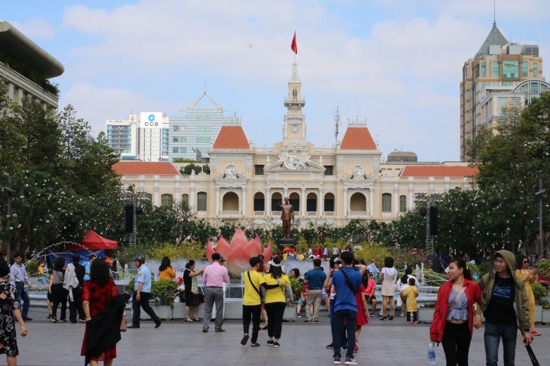 Nguyen Hue Walking Street layout showing Love Fountain at midpoint stone tiles palm trees and City People's Committee Building backdrop