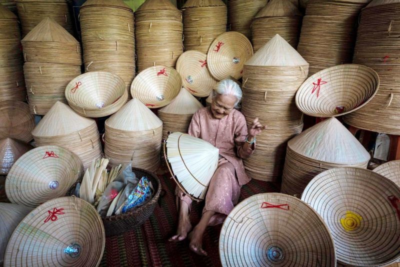 Non La Vietnam conical hat regional varieties — Hue Nón Bài Thơ poem hat and Northern flat-brimmed Nón Quai Thao