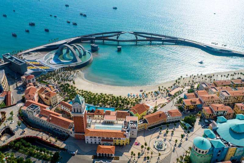 Vietnam’s Finest in 11D: Heritage, Coastline and Island Beauty