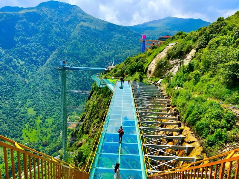 National Highway 4D mountain switchback road from Sapa town to Rong May Glass Bridge entrance on O Quy Ho Pass
