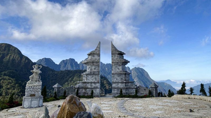 O Quy Ho Heaven's Gate panoramic viewpoint at 1,900 metres on National Highway 4D near Rong May Glass Bridge