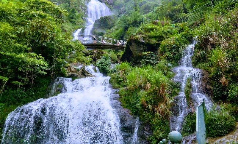 Silver Waterfall Thac Bac 200-metre cliff face waterfall 5 minutes from Rong May Glass Bridge on National Highway 4D