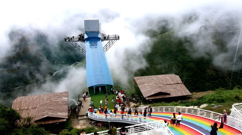 Rong May Glass Bridge ticket counter showing 500,000 VND adult entrance fee for 2026 with glass elevator included