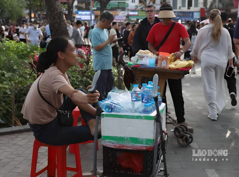 Street vendor scam in Vietnam coconut photo op trap charging Indian tourist after photo at Hoan Kiem Lake