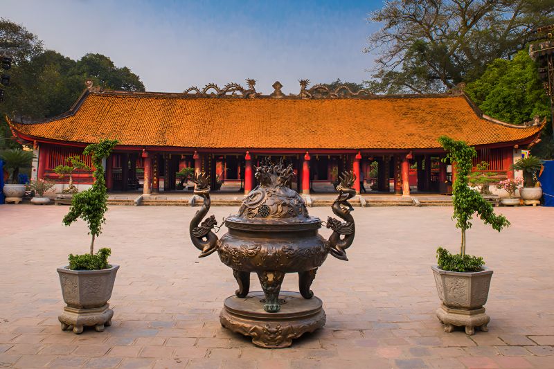 Dai Bai Duong Great House of Ceremonies Courtyard 4 Temple of Literature with red lacquer columns