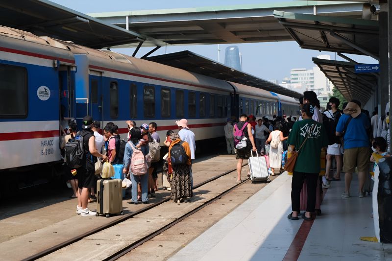 Tips for Indian travellers covering booking platforms vegetarian food preparation passport requirements and Hai Van Pass viewing on Ho Chi Minh to Da Nang train