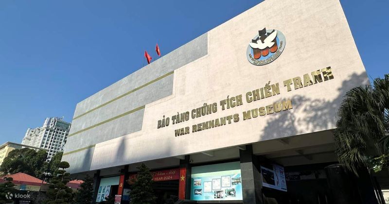 War Remnants Museum entrance gate with Vietnamese name Bảo tàng Chứng tích Chiến tranh signage above