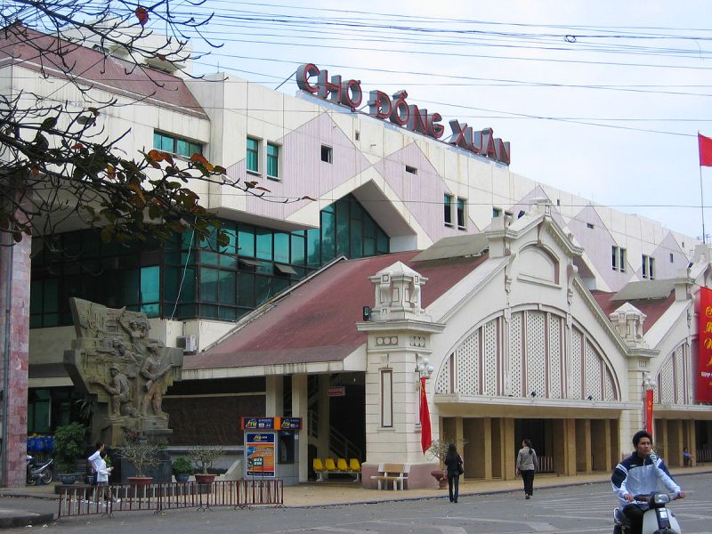 What is Dong Xuan Market 3 floor 6500 square metres interior wholesale clothing fabrics Hanoi