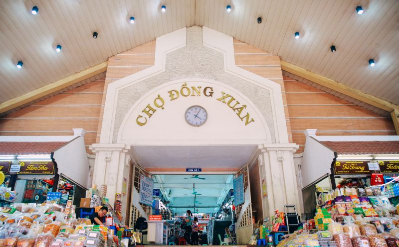 Dong Xuan Market Hanoi three floors 2000 stalls wholesale souvenirs Hoan Kiem District